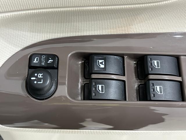 ムーヴキャンバス Xメイクアップ SAII CDチューナー 電動格納ドアミラー ハロゲンライト LEDフォグランプ 置き楽ボックス オートライト プッシュボタンスタート セキュリティアラーム(18枚目)