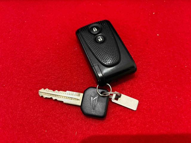 ムーヴ カスタム X AM/FMCDステレオ アルミホイール付 プッシュボタンスタート オートライト HIDヘッドライト フロントフォグランプ オートエアコン セキュリティアラーム 運転席シートリフター フロントトップシェードガラス ターンランプ付きドアミラー(41枚目)