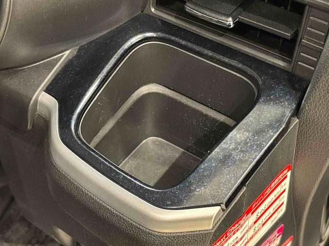 運転席側イルミネーション付き掘り込み式カップホルダー