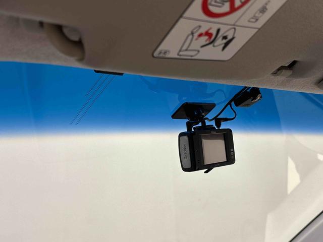 眩しい太陽光などが軽減されるトップシェイドガラス