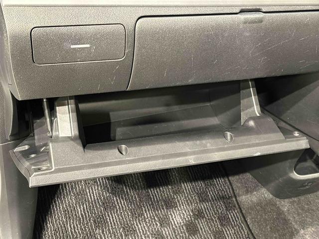 小物の収納ができる蓋つき助手席インパネボックス