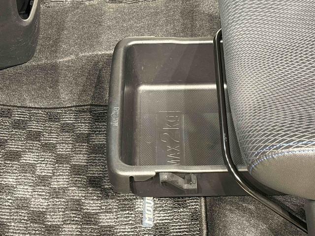 靴などが収納できる便利な助手席シートアンダートレイが付いてます