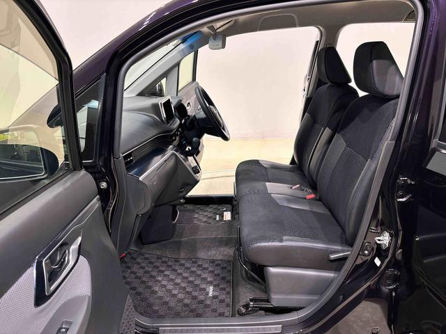 フロントは体へのフィット感とホールド性を両立した質感の高いファブリックのベンチシートタイプ。