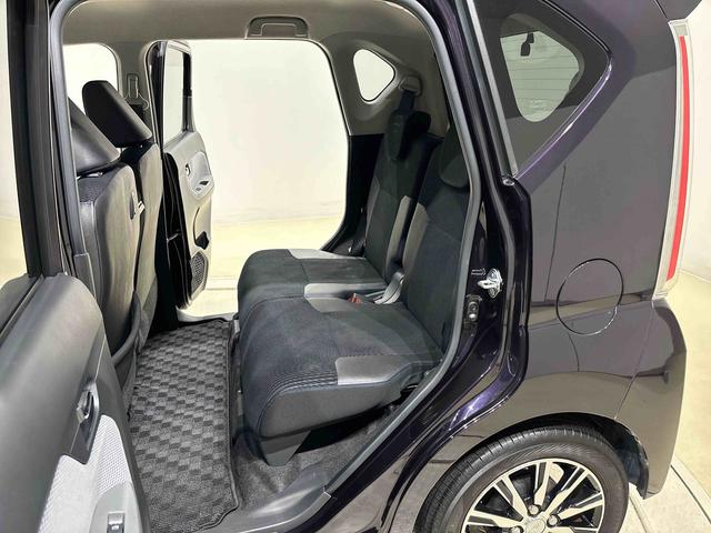 前席を最も後ろに下げても膝前に余裕があります！しかも開放感のあるフロアで、広々とした後席足元♪♪