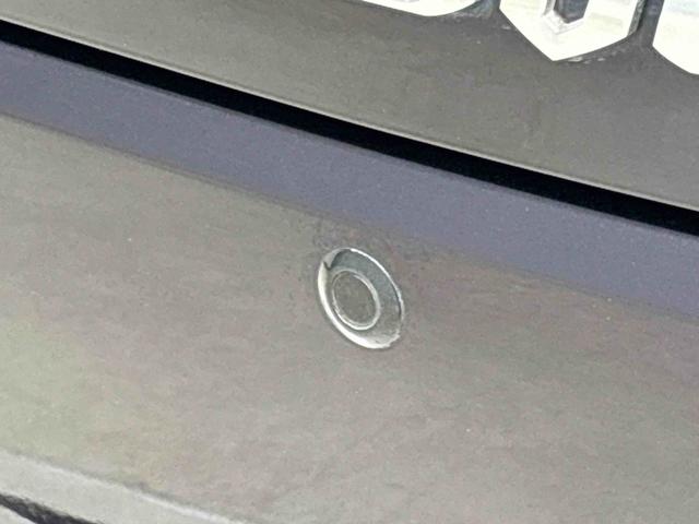 駐車場などで後方後退時に、ペダルの踏み間違えた時、急発進を抑制するバックソナーセンサーが付いているので安心です。