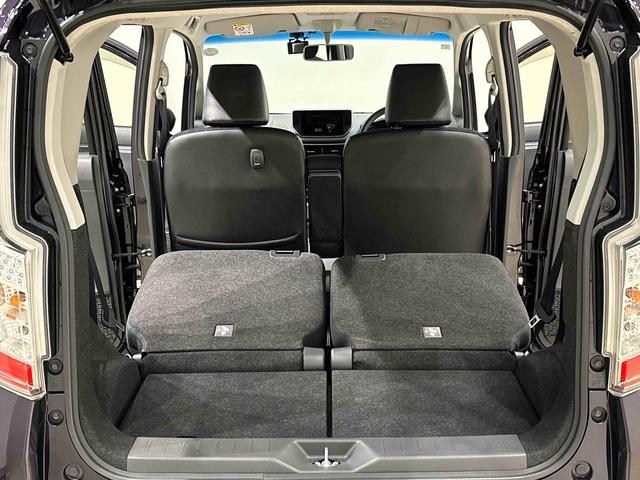 後席シートの背もたれを倒すと広大な荷室空間が実現できます