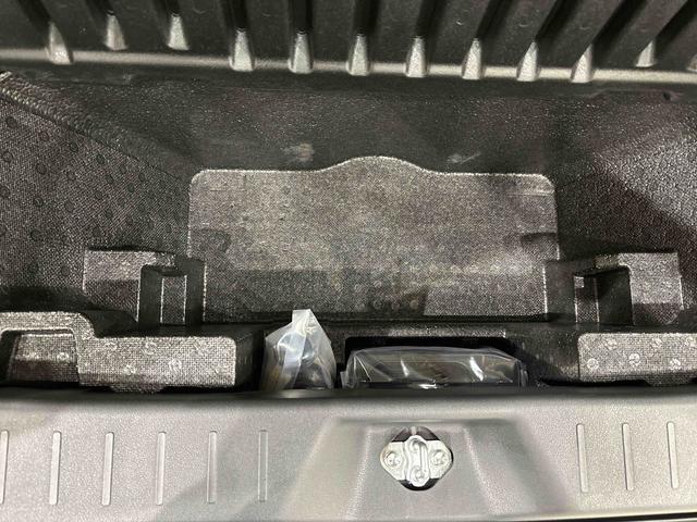 荷室の床のデッキボードの下には，大容量の収納ができる深底ラゲージアンダーボックス