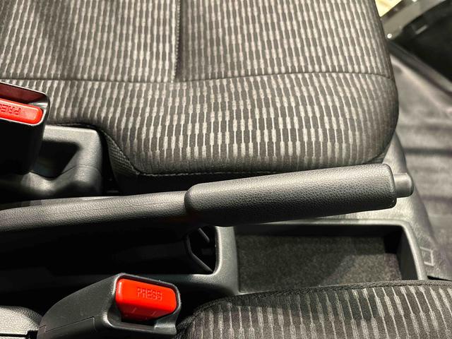 ハイゼットカーゴ ＤＸ　キーレスエントリー　マニュアルエアコン　運転席・助手席パワーウインドウ　オートライト　ハンド式サイドブレーキ　ハロゲンヘッドライト　アイドリングストップ機能　　　テンパータイヤ（17枚目）