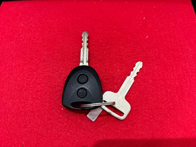 ハイゼットカーゴ ＤＸ　キーレスエントリー　マニュアルエアコン　運転席・助手席パワーウインドウ　オートライト　ハンド式サイドブレーキ　ハロゲンヘッドライト　アイドリングストップ機能　　　テンパータイヤ（43枚目）