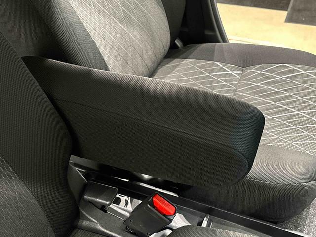 アトレー ＲＳ　キーフリーシステム　リヤヒーター　オートハイビーム　電動格納式ドアミラー　両側パワースライドドアウエルカムオープン機能　オートエアコン　ＬＥＤヘッドランプ　ＬＥＤフォグランプ　プッシュボタンスタート　リバース連動リヤワイパー　リヤスモークガラス（31枚目）