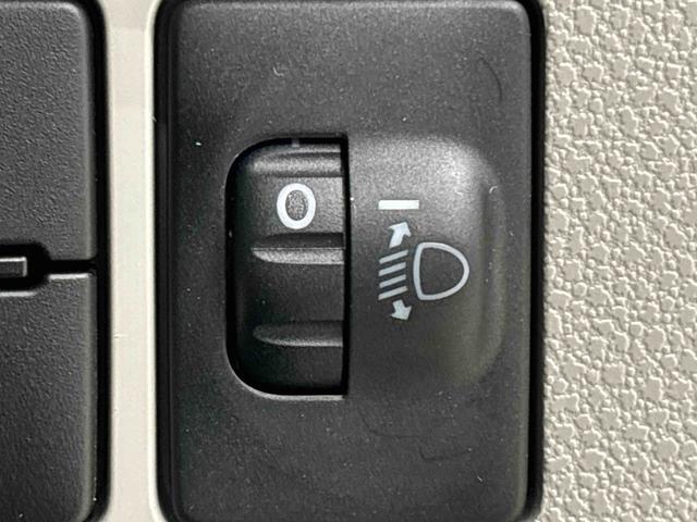 �Ό��Ԃ��s�Ԃւ̔z�����\�B�ύڕ��̏󋵂ɉ����ăw�b�h���C�g�̏Ǝˊp�x���蓮�����ł���X�C�b�`�B