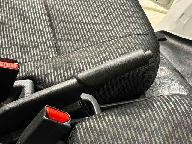 ハイゼットカーゴ ＤＸ　プッシュスタートボタン　オートライト　ＬＥＤヘッドランプ　コーナーセンサー　オーバーヘッドシェルフ　フロントドアパワーウインドウ　キーレスエントリー　ＡＭ／ＦＭラジオ　　マニュアルエアコン　スチールホイール（24枚目）