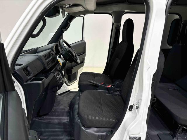 ハイゼットカーゴ ＤＸ　プッシュスタートボタン　オートライト　ＬＥＤヘッドランプ　コーナーセンサー　オーバーヘッドシェルフ　フロントドアパワーウインドウ　キーレスエントリー　ＡＭ／ＦＭラジオ　　マニュアルエアコン　スチールホイール（28枚目）