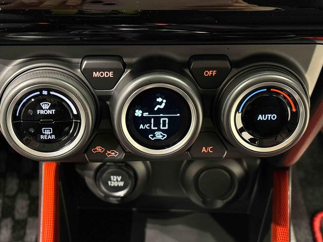 スイフトスポーツ ベースグレード　　ＣＤ　６速マニュアル　ＬＥＤヘッドライト　ＣＤステレオ　　６速マニュアル　　プッシュボタンスタート　シートヒーター　　オートエアコン　　ＬＥＤヘッドライト　　フォグランプ　　コーナーセンサー（15枚目）