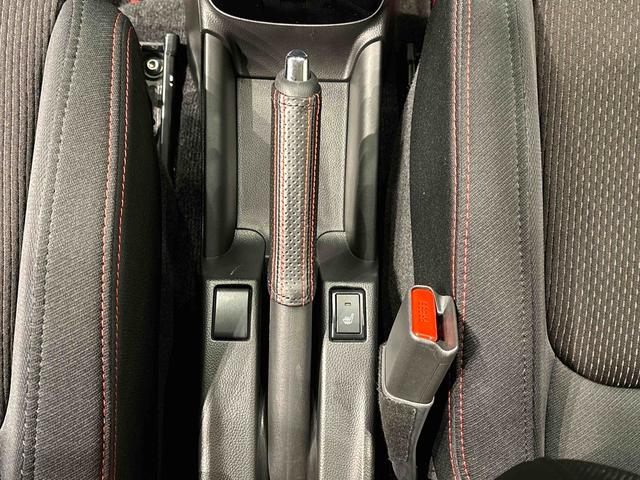 スイフトスポーツ ベースグレード　　ＣＤ　６速マニュアル　ＬＥＤヘッドライト　ＣＤステレオ　　６速マニュアル　　プッシュボタンスタート　シートヒーター　　オートエアコン　　ＬＥＤヘッドライト　　フォグランプ　　コーナーセンサー（17枚目）