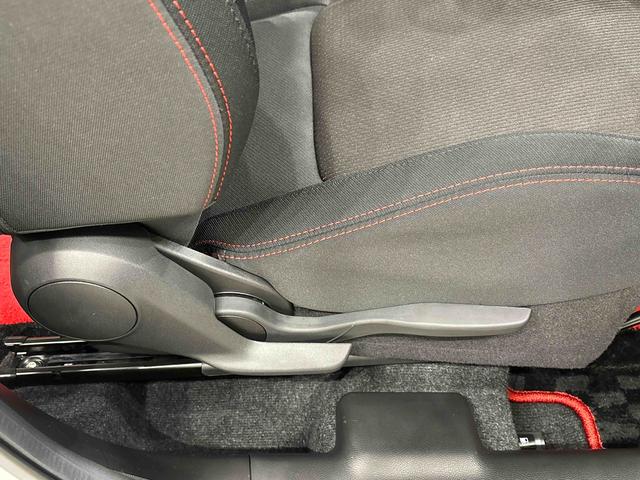 スイフトスポーツ ベースグレード　　ＣＤ　６速マニュアル　ＬＥＤヘッドライト　ＣＤステレオ　　６速マニュアル　　プッシュボタンスタート　シートヒーター　　オートエアコン　　ＬＥＤヘッドライト　　フォグランプ　　コーナーセンサー（26枚目）