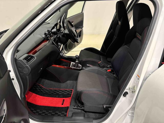 スイフトスポーツ ベースグレード　　ＣＤ　６速マニュアル　ＬＥＤヘッドライト　ＣＤステレオ　　６速マニュアル　　プッシュボタンスタート　シートヒーター　　オートエアコン　　ＬＥＤヘッドライト　　フォグランプ　　コーナーセンサー（30枚目）