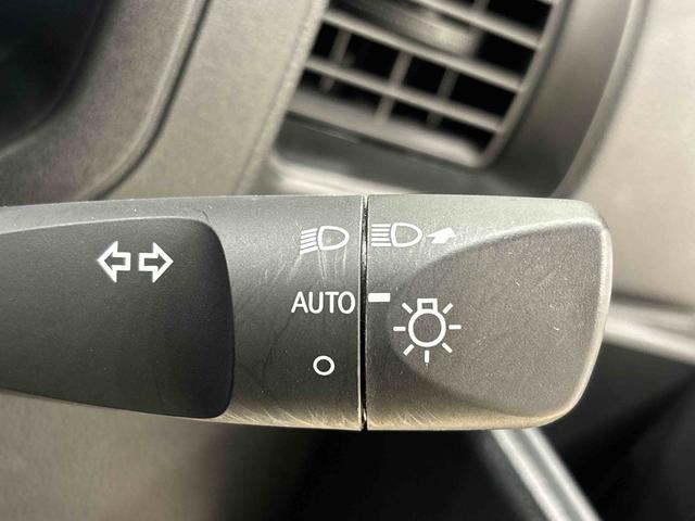 �I�[�g���C�g�@�\�@���̖͂��邳�ɉ����āA�w�b�h�����v�������I�ɓ_���E�������ł��܂��B