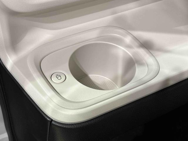 ムーヴキャンバス ストライプスG 電子パーキング 両側パワースライドドア LEDオートライト・フォグランプ 電動パーキングブレーキ プッシュボタンスタート セキュリティアラーム バックカメラ 両側パワースライドドアウエルカムオープン機能 オート電動格納式ドアミラー(31枚目)