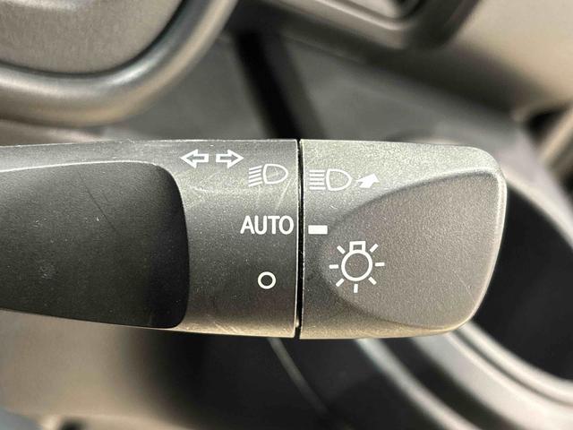 ハイゼットカーゴ ＤＸ　２ＷＤ　４ＡＴ車　ＣＤステレオ　バイザー付き　マニュアルエアコン　アイドリングストップ　オートライト　前席パワーウィンドウ　チケットホルダー付きサンバイザー　トップシェイドガラス　ハロゲンヘッドライト　純正スチールホイール　キーレスエントリー（17枚目）