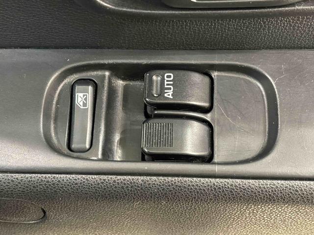 ハイゼットカーゴ ＤＸ　２ＷＤ　４ＡＴ車　ＣＤステレオ　バイザー付き　マニュアルエアコン　アイドリングストップ　オートライト　前席パワーウィンドウ　チケットホルダー付きサンバイザー　トップシェイドガラス　ハロゲンヘッドライト　純正スチールホイール　キーレスエントリー（18枚目）