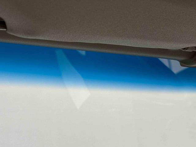 ハイゼットカーゴ ＤＸ　２ＷＤ　４ＡＴ車　ＣＤステレオ　バイザー付き　マニュアルエアコン　アイドリングストップ　オートライト　前席パワーウィンドウ　チケットホルダー付きサンバイザー　トップシェイドガラス　ハロゲンヘッドライト　純正スチールホイール　キーレスエントリー（22枚目）