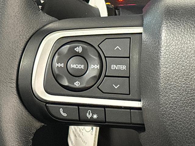 �i�r�Q�[�V������I�[�f�B�I�Ȃǂ����t�����ꍇ�ɂ͂��̑��삪�n���h���̎茳�łł���X�e�A�����O�X�C�b�`���t���Ă܂�