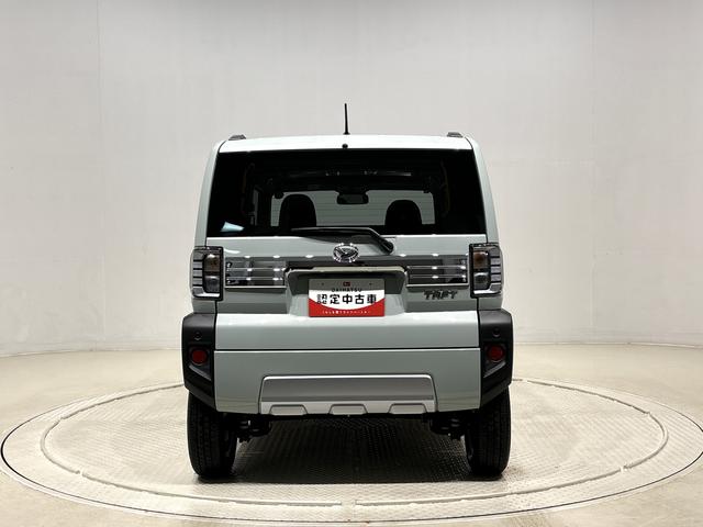 タフト Ｇ　クロムベンチャー　スカイフィールトップ　クロムパック　メッキパック　シルバーアンダーガーニッシュ　インテリアアクセント　ＬＥＤオートライト＆フォグランプ　電動パーキングブレーキ　バックカメラ　アルミホイール（9枚目）