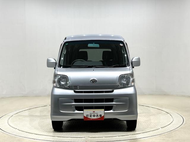 ハイゼットカーゴ クルーズ　５速マニュアル　電動格納式ドアミラー　ＣＤステレオ　両側スライド　マニュアルエアコン　パワステ　パワーウィンドウ　キーレスエントリーシステム　純正ロングバイザー　純正ラバーマット　フロントトップシェードガラス　オーバーヘッドコンソール　ホイールキャップ（6枚目）