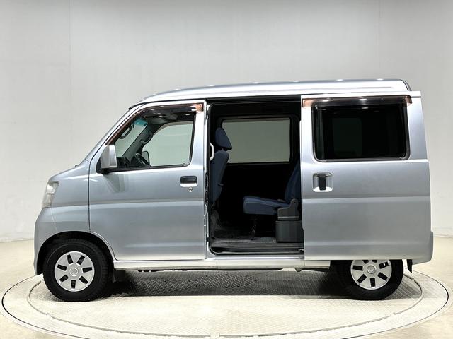 ハイゼットカーゴ クルーズ　５速マニュアル　電動格納式ドアミラー　ＣＤステレオ　両側スライド　マニュアルエアコン　パワステ　パワーウィンドウ　キーレスエントリーシステム　純正ロングバイザー　純正ラバーマット　フロントトップシェードガラス　オーバーヘッドコンソール　ホイールキャップ（8枚目）