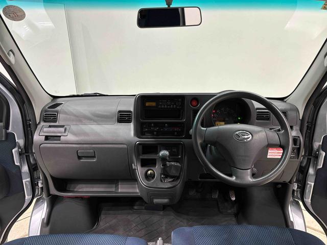 ハイゼットカーゴ クルーズ　５速マニュアル　電動格納式ドアミラー　ＣＤステレオ　両側スライド　マニュアルエアコン　パワステ　パワーウィンドウ　キーレスエントリーシステム　純正ロングバイザー　純正ラバーマット　フロントトップシェードガラス　オーバーヘッドコンソール　ホイールキャップ（10枚目）