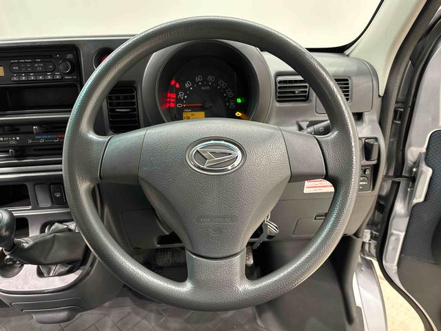 ハイゼットカーゴ クルーズ　５速マニュアル　電動格納式ドアミラー　ＣＤステレオ　両側スライド　マニュアルエアコン　パワステ　パワーウィンドウ　キーレスエントリーシステム　純正ロングバイザー　純正ラバーマット　フロントトップシェードガラス　オーバーヘッドコンソール　ホイールキャップ（11枚目）