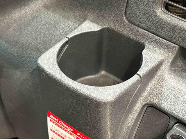 ハイゼットカーゴ クルーズ　５速マニュアル　電動格納式ドアミラー　ＣＤステレオ　両側スライド　マニュアルエアコン　パワステ　パワーウィンドウ　キーレスエントリーシステム　純正ロングバイザー　純正ラバーマット　フロントトップシェードガラス　オーバーヘッドコンソール　ホイールキャップ（20枚目）