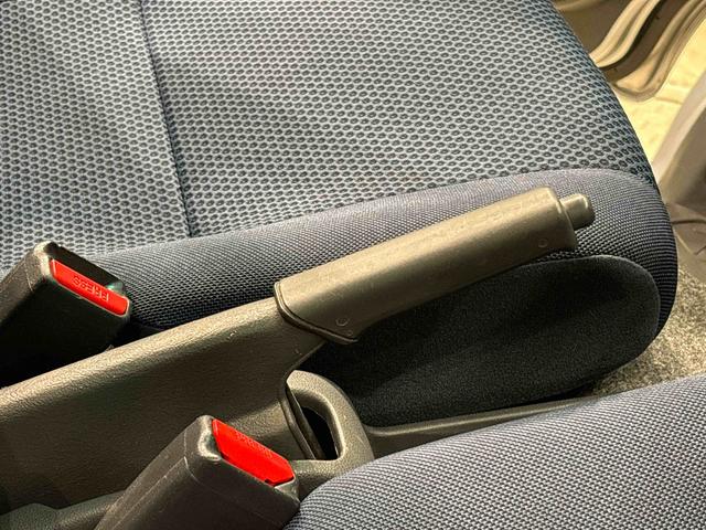 ハイゼットカーゴ クルーズ　５速マニュアル　電動格納式ドアミラー　ＣＤステレオ　両側スライド　マニュアルエアコン　パワステ　パワーウィンドウ　キーレスエントリーシステム　純正ロングバイザー　純正ラバーマット　フロントトップシェードガラス　オーバーヘッドコンソール　ホイールキャップ（22枚目）