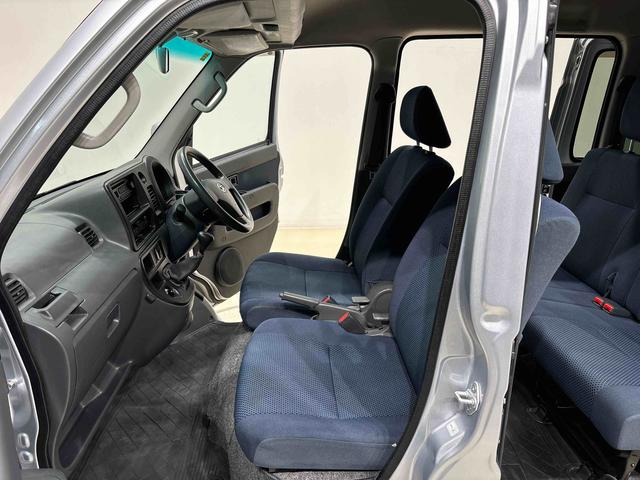 ハイゼットカーゴ クルーズ　５速マニュアル　電動格納式ドアミラー　ＣＤステレオ　両側スライド　マニュアルエアコン　パワステ　パワーウィンドウ　キーレスエントリーシステム　純正ロングバイザー　純正ラバーマット　フロントトップシェードガラス　オーバーヘッドコンソール　ホイールキャップ（29枚目）