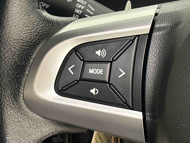 �i�r�Q�[�V������I�[�f�B�I�Ȃǂ̑��삪�n���h���̎茳�łł���X�e�A�����O�X�C�b�`���t���Ă܂�