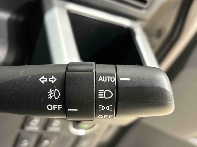 �I�[�g���C�g�@�\�@���̖͂��邳�ɉ����āA�w�b�h�����v�������I�ɓ_���E�������ł��܂��B