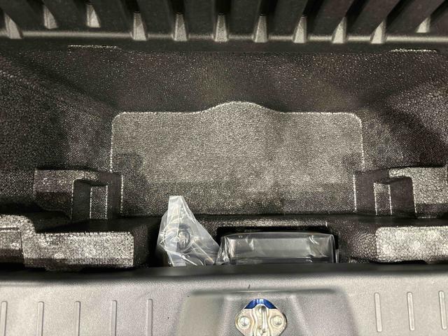 �f�b�L�{�[�h�̉��ɂ́A��e�ʂ̎��[���ł���[�ꃉ�Q�[�W�A���_�[�{�b�N�X�i�f�b�L�{�[�h�Œ�t�b�N�t���j