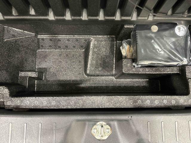 �׎��̏��̃f�b�L�{�[�h�̉��ɂ́C��e�ʂ̎��[���ł���[�ꃉ�Q�[�W�A���_�[�{�b�N�X