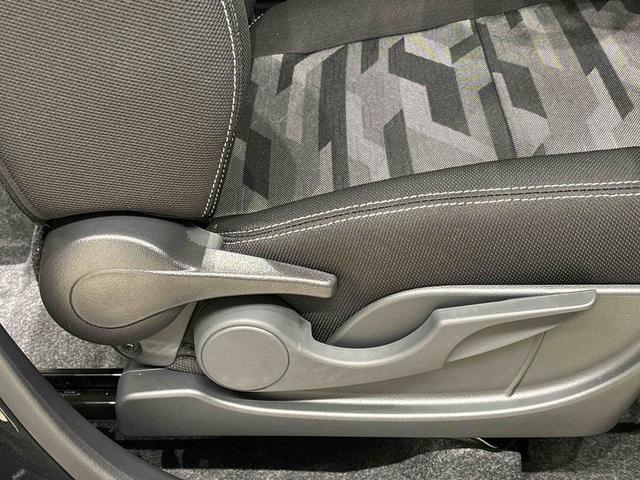 タフト Ｇターボ　クロムベンチャー　バックモニター対応　スカイフィールトップ　クロムパック　メッキパック　シルバーアンダーガーニッシュ　インテリアアクセント　ＬＥＤオートハイビーム＆フォグランプ　電動パーキングブレーキ　バックカメラ　アルミホイール（28枚目）