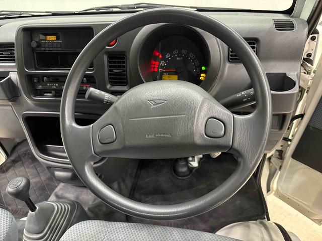 ハイゼットトラック ジャンボ 4MD MT車 AM/FMラジオ スペアタイヤ マニュアルエアコン ハンドサイドブレーキ 運転席・助手席パワーウィンドウ チケットホルダー付きサンバイザー ハロゲンヘッドライト(11枚目)