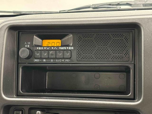 ハイゼットトラック ジャンボ 4MD MT車 AM/FMラジオ スペアタイヤ マニュアルエアコン ハンドサイドブレーキ 運転席・助手席パワーウィンドウ チケットホルダー付きサンバイザー ハロゲンヘッドライト(12枚目)