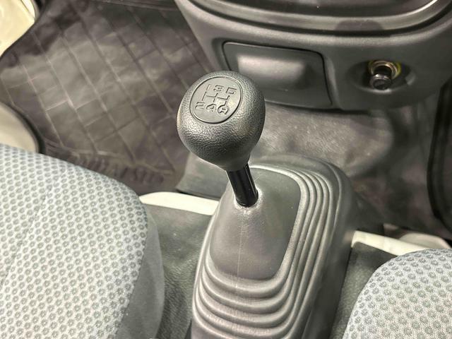 ハイゼットトラック ジャンボ 4MD MT車 AM/FMラジオ スペアタイヤ マニュアルエアコン ハンドサイドブレーキ 運転席・助手席パワーウィンドウ チケットホルダー付きサンバイザー ハロゲンヘッドライト(16枚目)