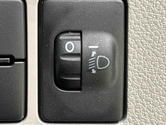 �Ό��Ԃ��s�Ԃւ̔z�����\�B�ύڕ��̏󋵂ɉ����ăw�b�h���C�g�̏Ǝˊp�x���蓮�����ł���X�C�b�`�B