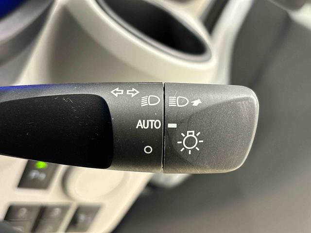 �I�[�g���C�g�@�\�@���̖͂��邳�ɉ����āA�w�b�h�����v�������I�ɓ_���E�������ł��܂��B