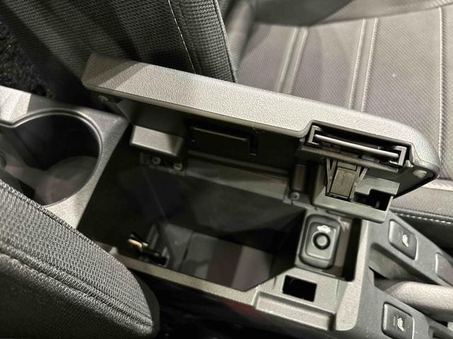 ������Ƃ��������ނȂǂ����[�ł���{�b�N�X�i�L�[���b�N�t�j���������ꂽ�Z���^�[�A�[�����X�g���t���Ă܂���