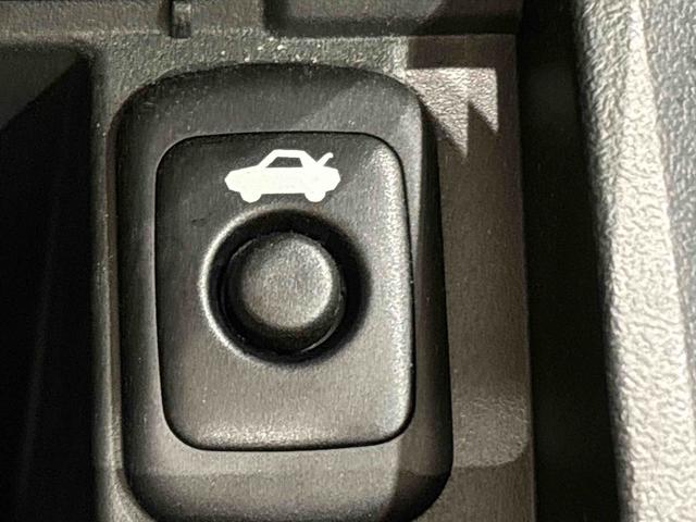 �Z���^�[�R���\�[���̒��ɁA�g�����N�I�[�v�i�[�i�d�����j�X�C�b�`������܂��B