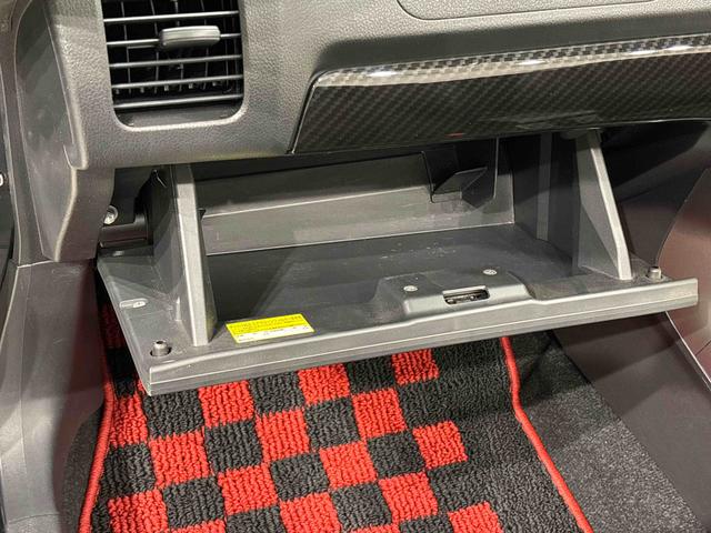 �����Ɏ��o���A���܂��鑽�ʂȎ��[���t���Ă܂��B�O���[�u�{�b�N�X�̓L�[���b�N�t���B