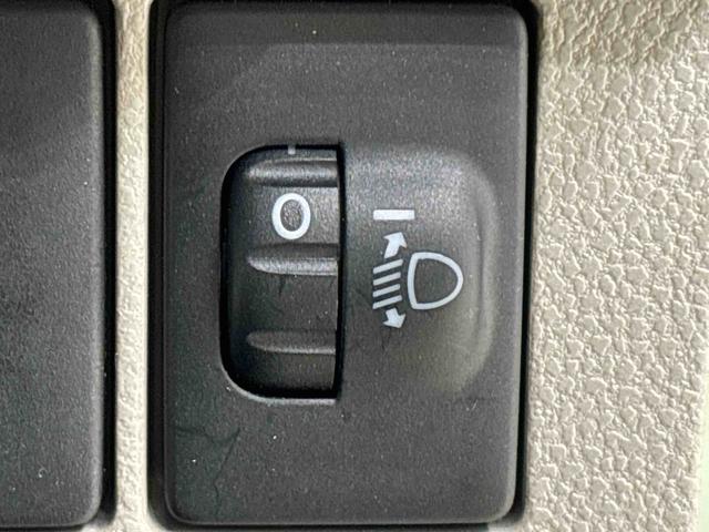 �Ό��Ԃ��s�Ԃւ̔z�����\�B�ύڕ��̏󋵂ɉ����ăw�b�h���C�g�̏Ǝˊp�x���蓮�����ł���X�C�b�`�B