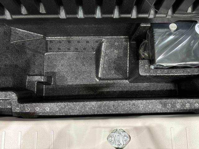 �׎��̏��̃f�b�L�{�[�h�̉��ɂ́C��e�ʂ̎��[���ł���[�ꃉ�Q�[�W�A���_�[�{�b�N�X